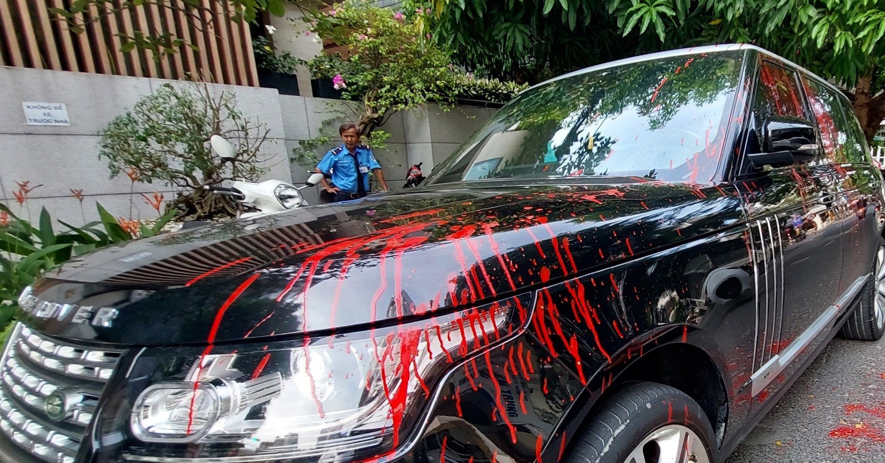 Range Rover car covered in red paint in Da Nang