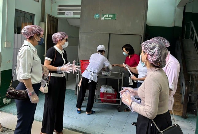 School invites parents to the kitchen to check and eat with their children photo 1