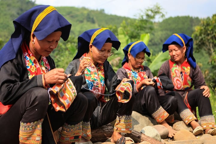 Les femmes de l'ethnie Dao du village de Lang Cong, commune de Don Dac, brodent des costumes traditionnels.