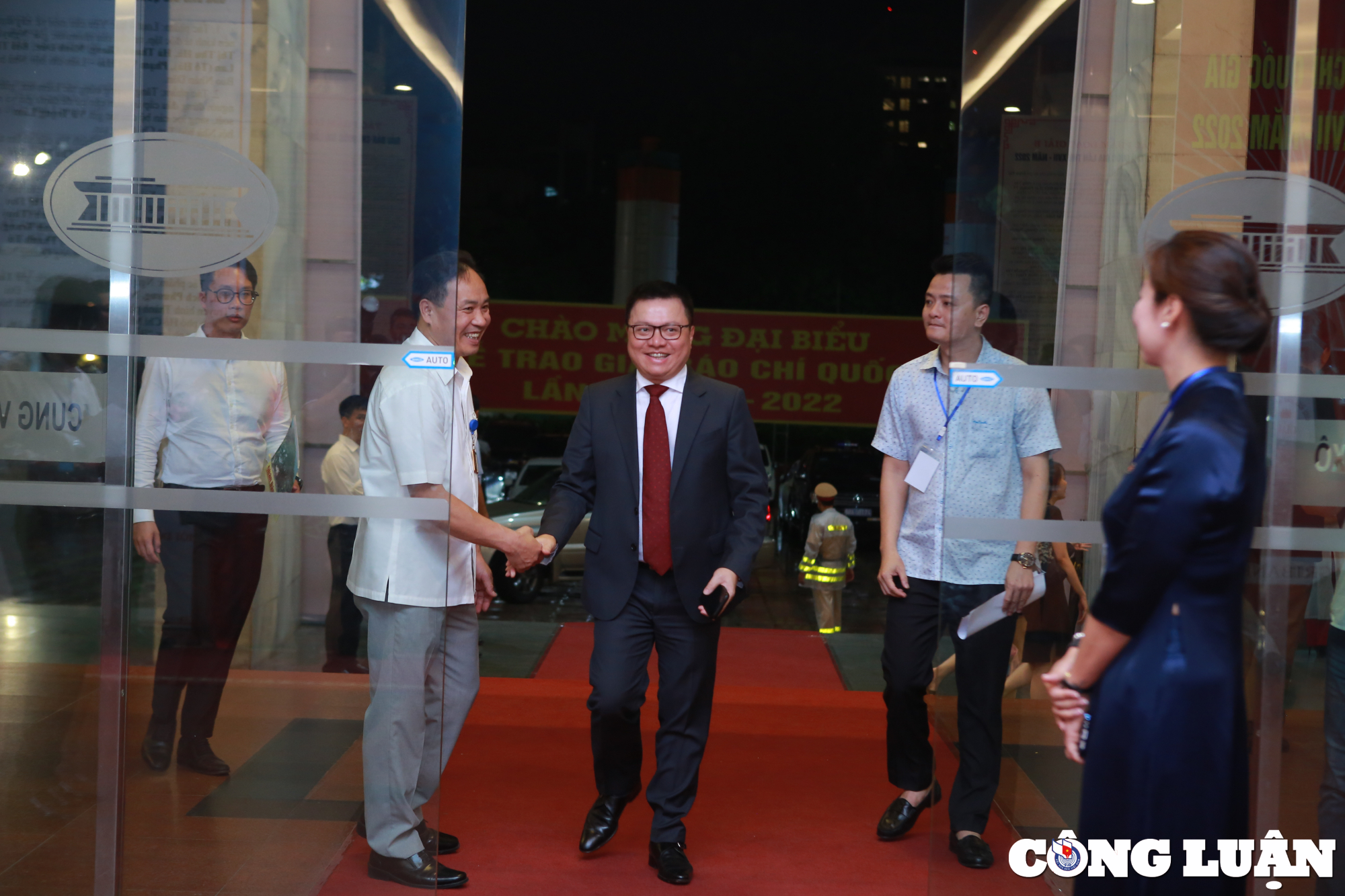 President Vo Van Thuong attends the 17th National Press Awards Ceremony 2022 photo 4