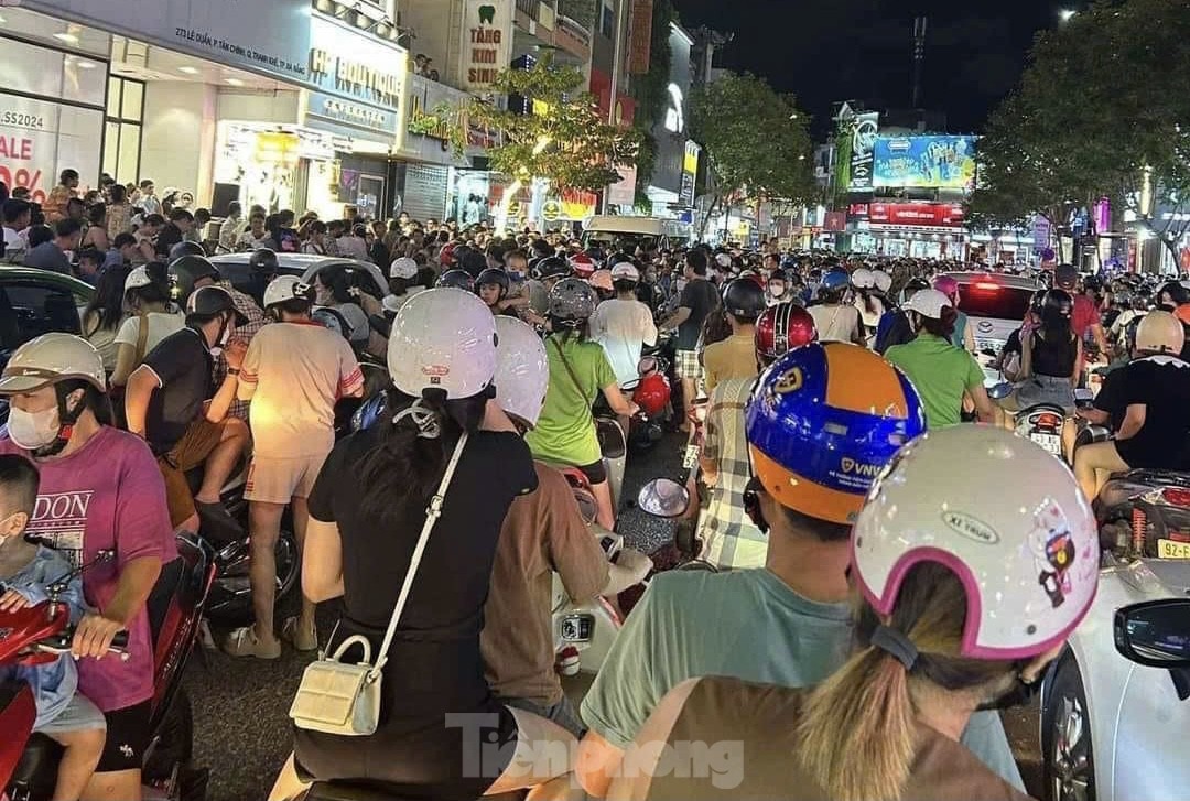 Las calles de Da Nang están abarrotadas en la noche de mediados de otoño foto 3