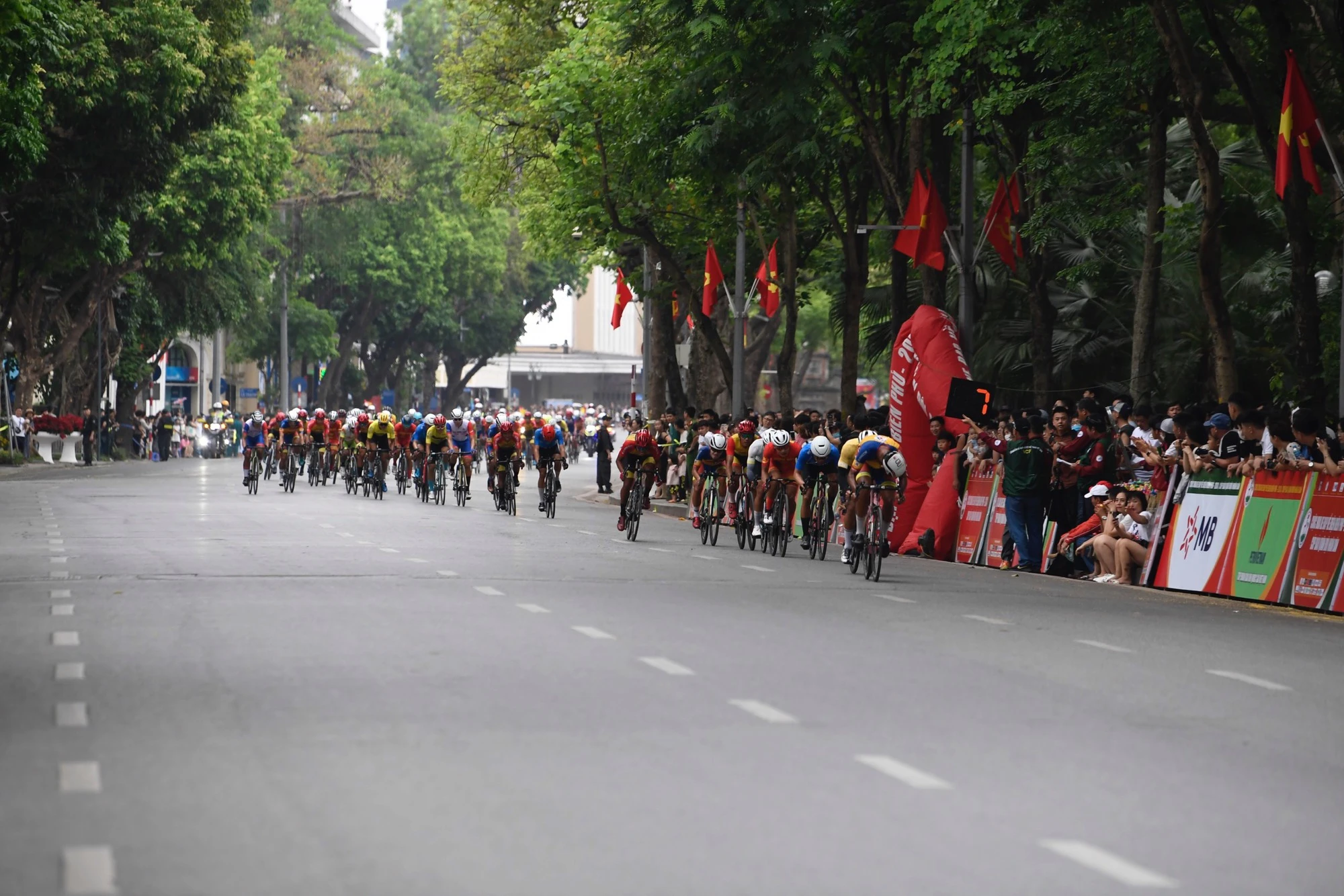 El primer ministro Pham Minh Chinh felicita a los participantes de la carrera ciclista 'Regreso a Dien Bien Phu, Copa del Periódico del Ejército Popular'