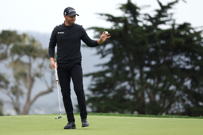 Wyndham Clark ขอบคุณฝูงชนหลังจากพัตต์บนกรีนหลุมที่ 14 ในรอบที่สามของการแข่งขัน Pebble Beach Pro-Am ที่ Pebble Beach Golf Links เมื่อวันที่ 3 กุมภาพันธ์ 2024 ภาพ : เอเอฟพี