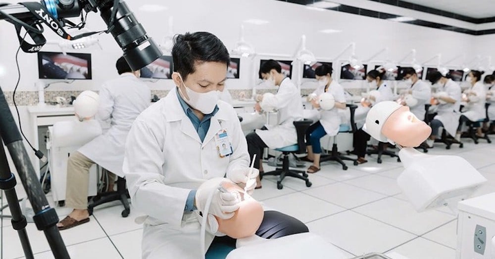 Estudiante de medicina con especialización en Odontología pero recibió un título en Odontología.