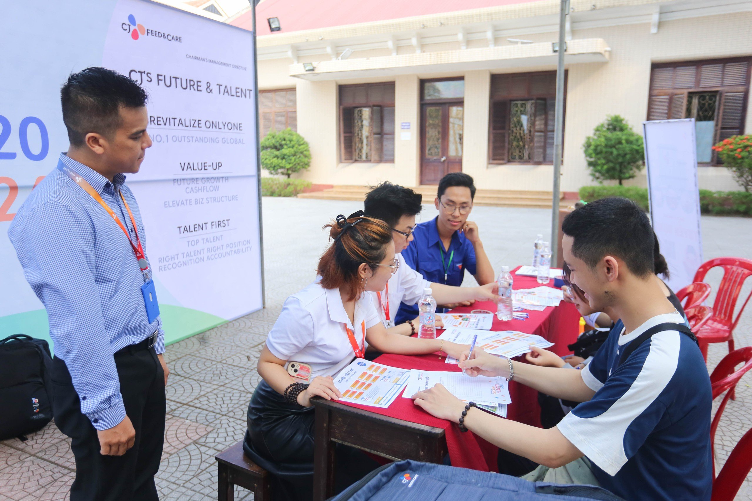 Nhiều sinh viên tham gia phỏng vấn trực tiếp với doanh nghiệp, tìm được việc làm ngay sau khi ra trường