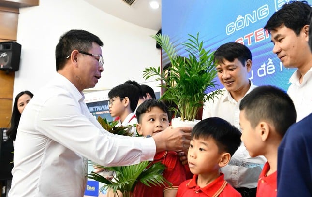 Tema VSAR 2024 este asociată cu fotografia 2 privind protecția mediului