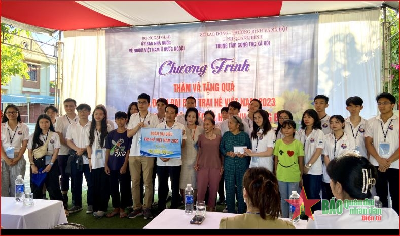  La delegación del Campamento de Verano de Vietnam 2023 donó 30 millones de VND al Centro de Trabajo Social Provincial de Quang Binh. Foto: HA ANH