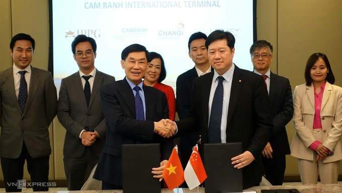 CRTC Chairman Johnathan Hanh Nguyen signed a cooperation agreement with CAI CEO Eugene Gan on February 20. Photo: Anh Tu