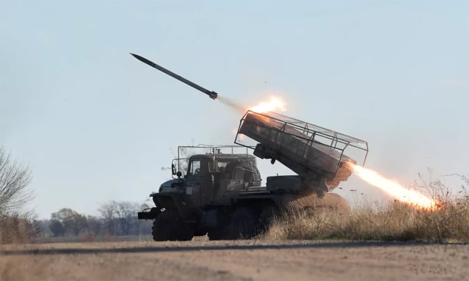 ロシアのBM-21グラードロケットランチャーが11月7日にウクライナ軍の陣地を攻撃した。写真: RIAノーボスチ