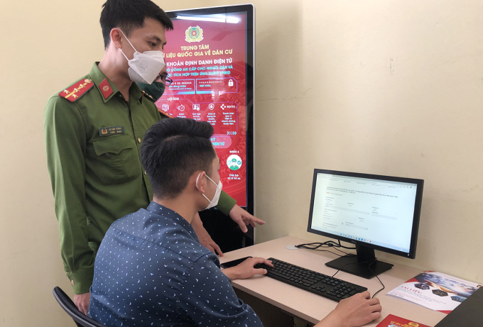 Hanoi residents register for online public services, April 2022. Photo: Pham Du