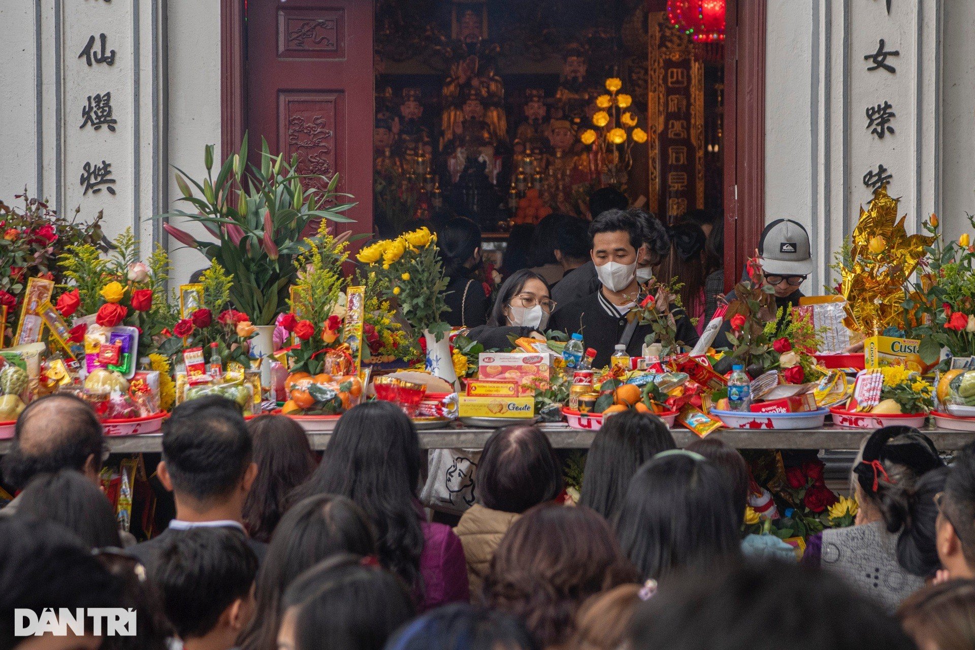 On the first day of work, Tay Ho Palace was packed with people offering prayers, tourists jostled to find a way to enter photo 6