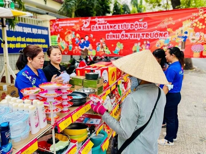 Hệ thống Co.opmart và Co.opxtra tăng cường bán hàng lưu động kịp thời phục vụ nhu cầu mua sắm cho bà con dịp Tết.