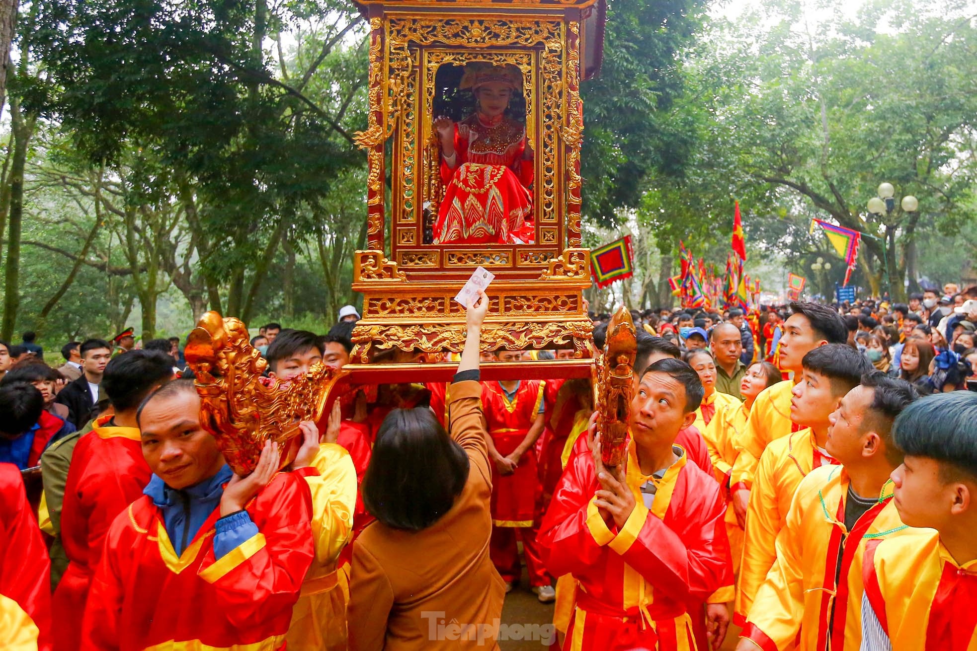 មនុស្ស​ម្នា​ប្រកួត​គ្នា​ដើម្បី​ផ្តល់​សំណាង​ដល់​ឧត្តមសេនីយ៍​ស្រី​អាយុ​១១​ឆ្នាំ​ក្នុង​ពិធីបុណ្យ Gióng រូបថត​ទី៦