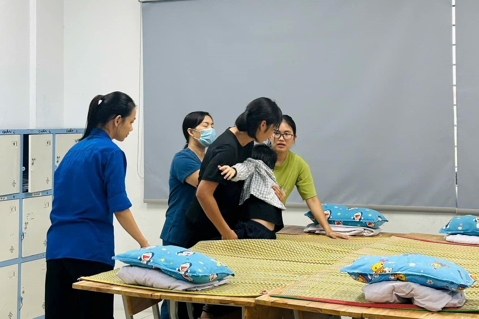 Teachers cook rice and welcome people to evacuate school