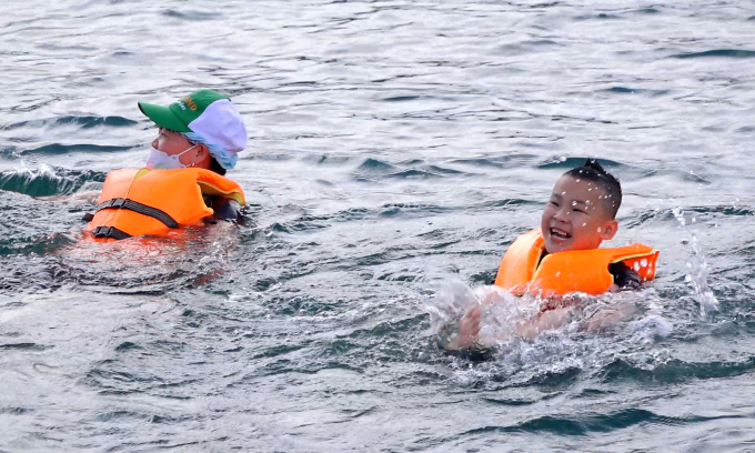 Menschen strömen zum Baden flussabwärts des Wasserkraftwerks Hoa Binh