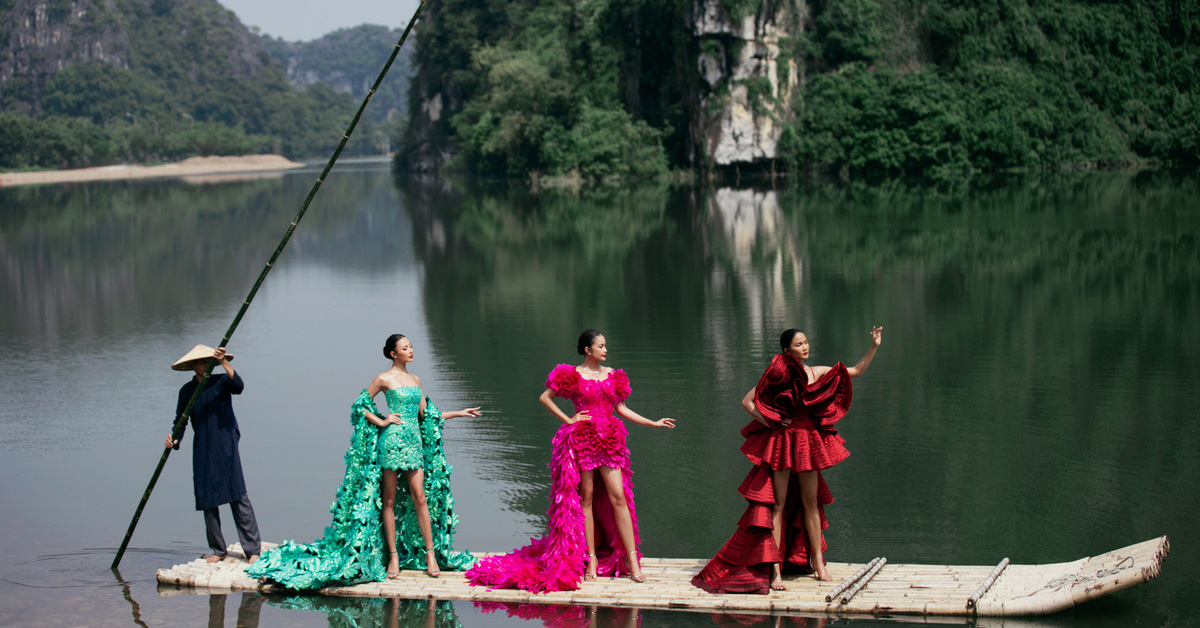 H'Hen Nie, Ngoc Chau und Bui Xuan Hanh führen Modenschau auf Flößen in Trang An auf