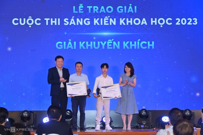 Author Dao Van Minh (second from left) was awarded an encouragement prize for his initiative on the Avandy emergency rescue vehicle and spare tire replacement. Photo: Giang Huy