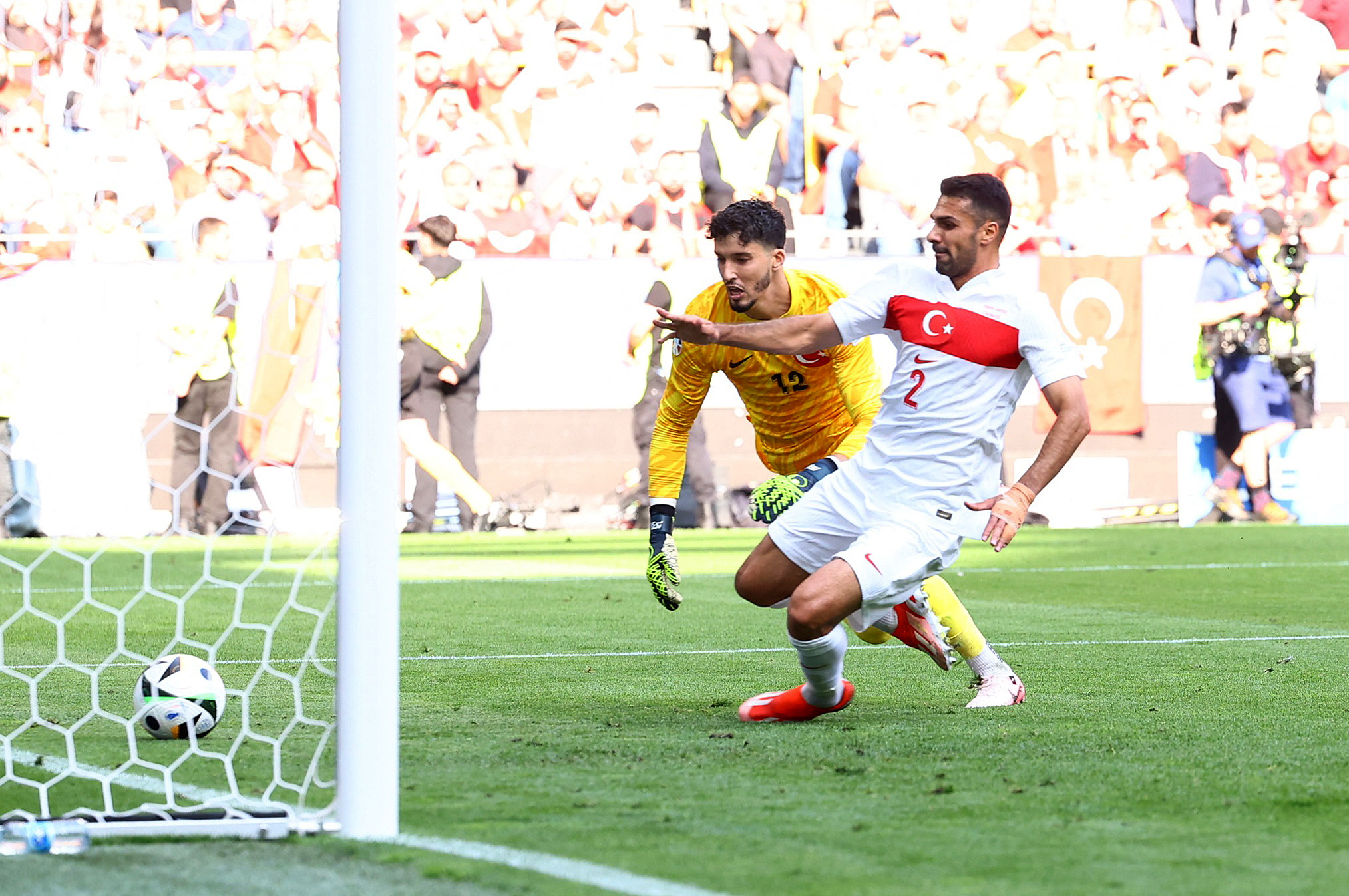 Thủ môn Altay Bayindir bất lực với bàn đá phản của
