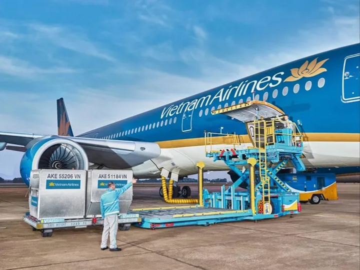 Aviones transportan ayuda gratuita a los habitantes del norte en medio de las inundaciones