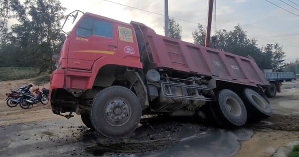 Truck suddenly fell into a deep hole while driving on the road