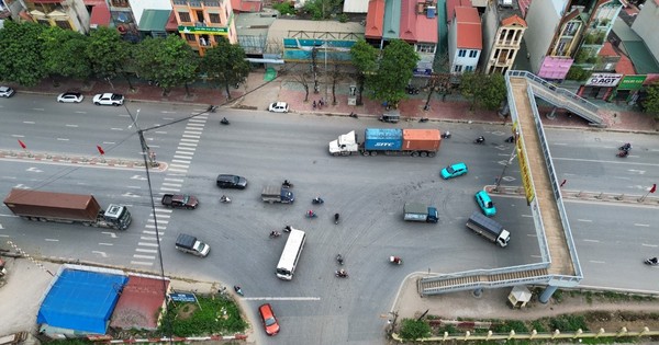 Gros plan de la route avec de nombreux points noirs de congestion du trafic qui est sur le point d'être rénovée