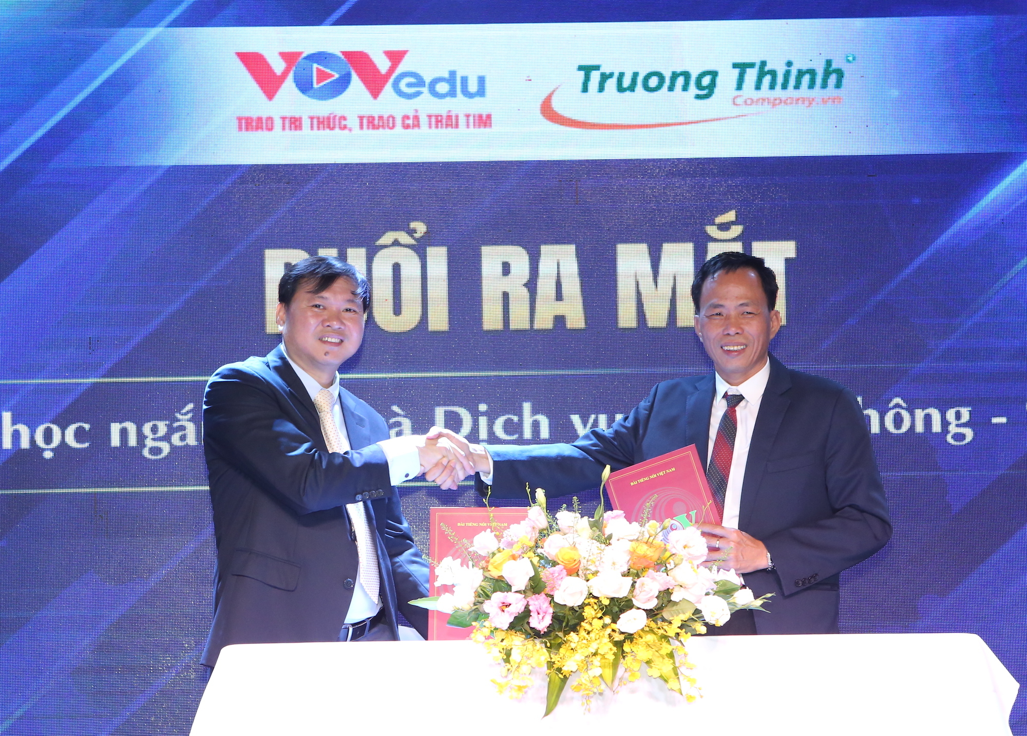 Herr Nguyen Van Hung (links), stellvertretender Rektor des College of Radio and Television I, unterzeichnete eine Kooperationsvereinbarung mit Herrn Pham Ngoc Truong (rechts), Generaldirektor der Truong Thinh Engineering and Technology Joint Stock Company.