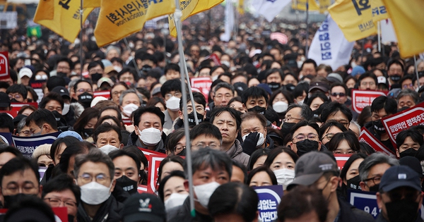 Tens of thousands of South Korean doctors protest