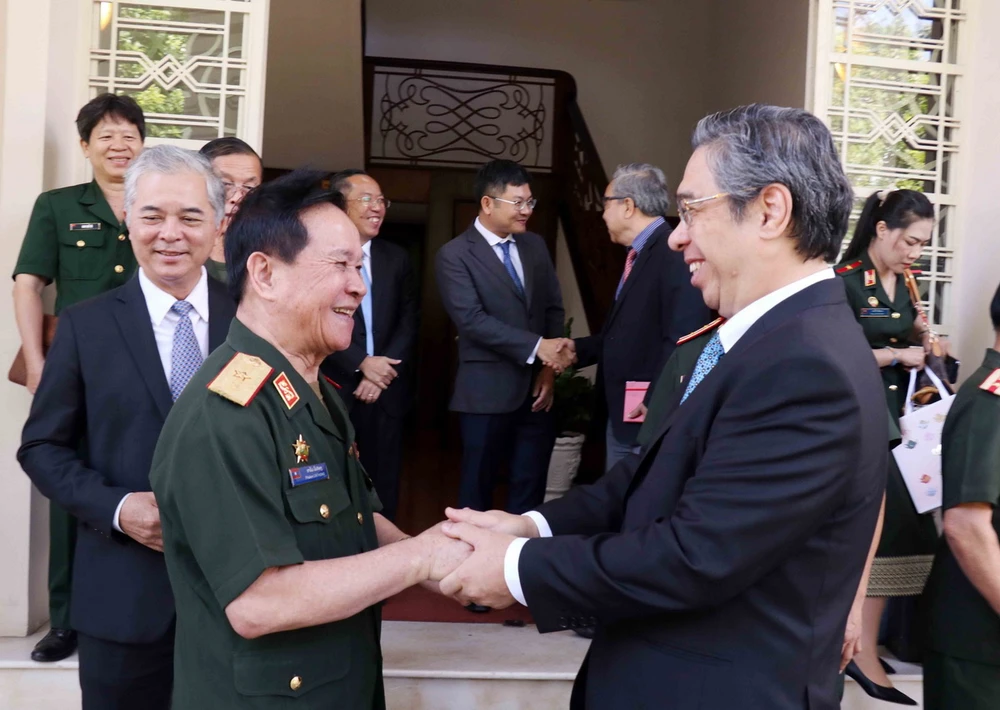 M. Nguyen Phuoc Loc (à droite), secrétaire adjoint du Comité du Parti de Hô-Chi-Minh-Ville, a accueilli le général de division Phalom Linthong, président de l'Association des anciens combattants de la capitale de Vientiane. (Photo : Xuan Khu/VNA)