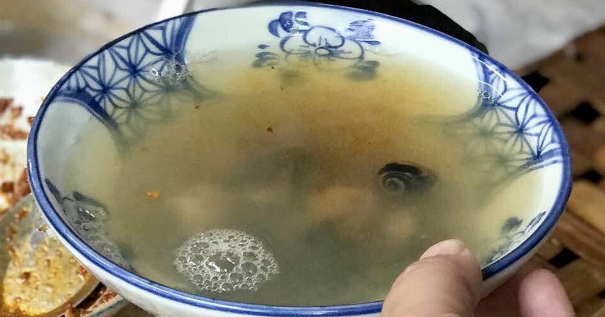 Wenn Sie diese Saison nach Hanoi fahren, um Bui Thi Xuans alte Schneckennudelsuppe zu essen, besuchen Sie Frau Baus Stand mit kalten Schneckennudeln