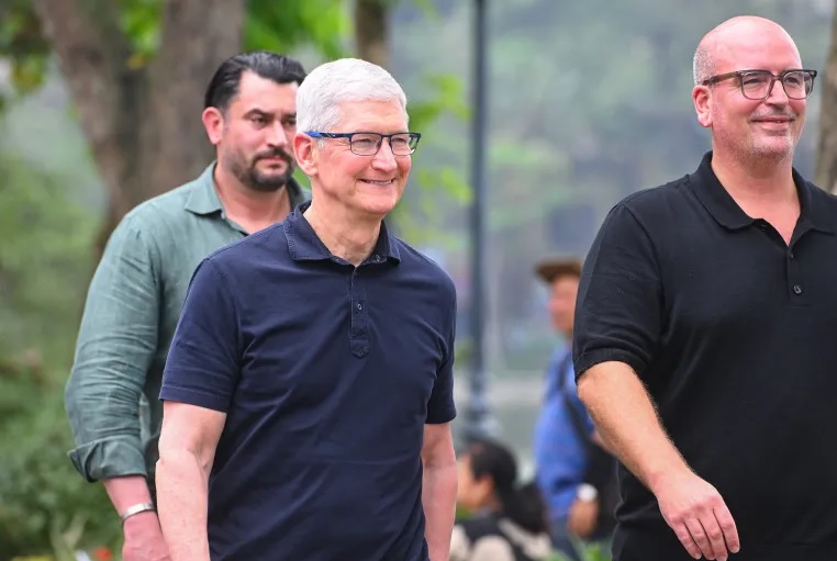 World news highly appreciates CEO Tim Cook's visit to Vietnam photo 1