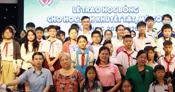 Awarding 500 scholarships to disabled and orphaned students in Ho Chi Minh City