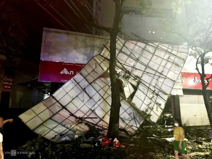 Una tormenta eléctrica destruyó la valla publicitaria de una tienda en la calle Tran Duy Hung la noche del 20 de abril. Foto: Gia Chinh