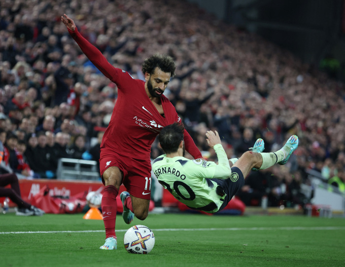 El delantero Mohamed Salah (camiseta roja) en la victoria del Liverpool por 1-0 sobre el Man City en la Premier League el 16 de octubre de 2022 en Anfield. Foto: Reuters