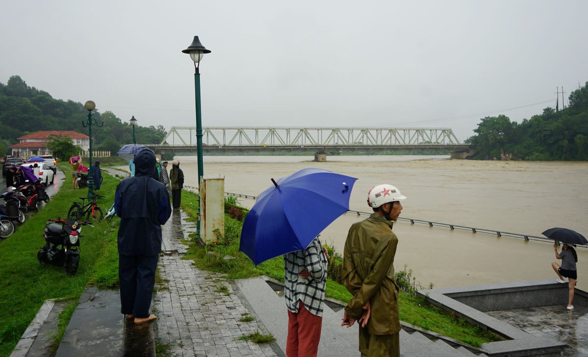 On the afternoon of September 23, many people in Thanh Hoa City gathered at Ham Rong Bridge and Hoang Long Bridge to see the flood water pouring in. Photo: Quach Du