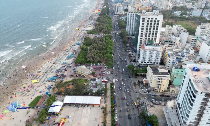 Die Thuy Van Straße verläuft entlang des Bai Sau Strandes, wo der Bau von acht Fußgängertunneln geplant ist. Foto: Truong Ha