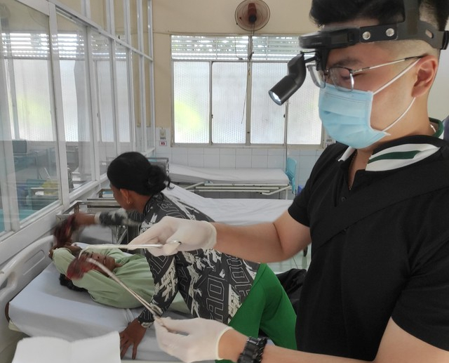 Kien Giang a un cas rare de carpe coincée dans la gorge pendant la pêche.