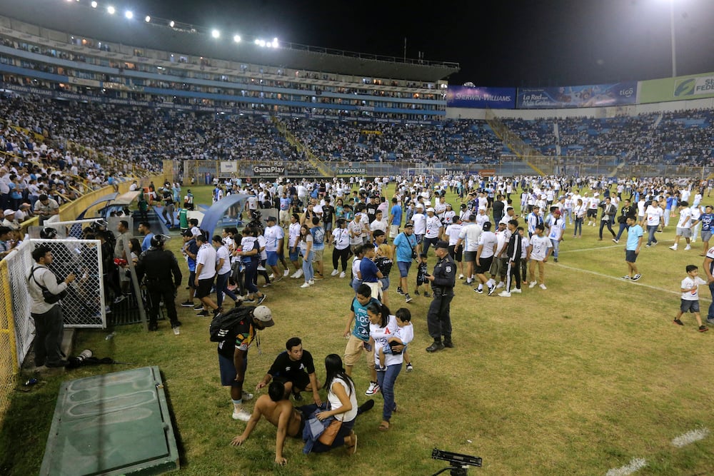 Chủ tịch FIFA đau buồn về vụ giẫm đạp 'thảm khốc' ở bóng đá El Salvador - Ảnh 1.