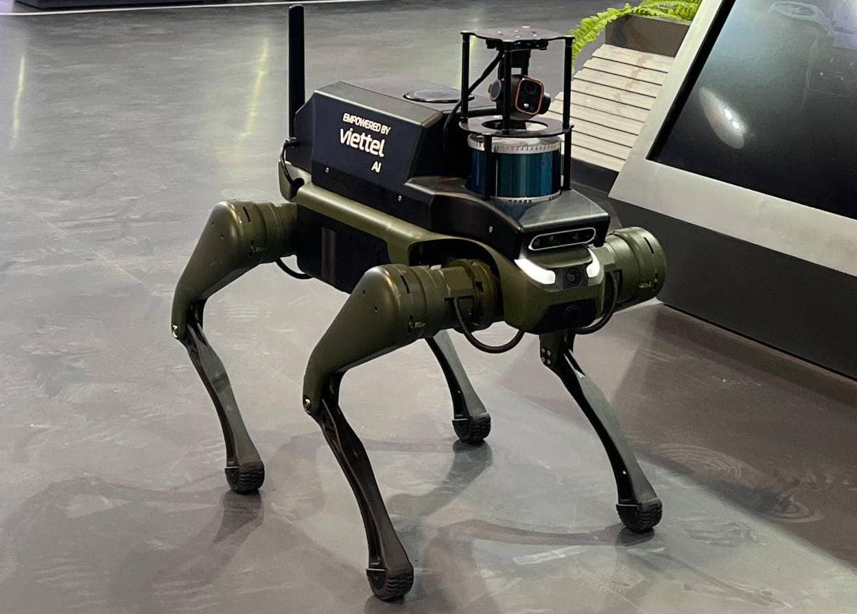 Les chiens robots intègrent l'intelligence artificielle, capable d'analyser les actions et de déterminer l'emplacement des objets à suivre. Les chiens robots sont conçus pour patrouiller dans les zones et installations extérieures, détectant et alertant des anomalies telles que les incendies, la fumée, les portes ouvertes et le personnel non autorisé. Photo : VDE