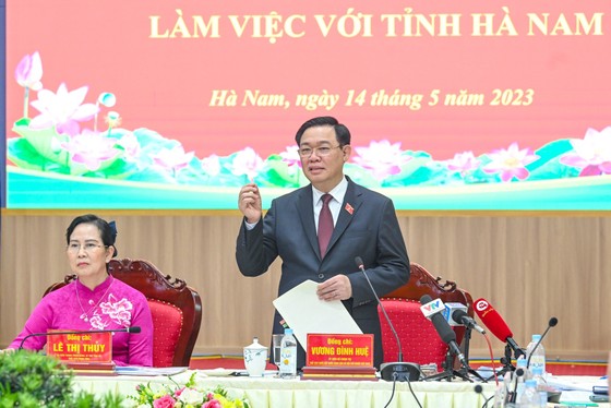 El presidente de la Asamblea Nacional, Vuong Dinh Hue, habla en la reunión. Foto: VIET CHUNG