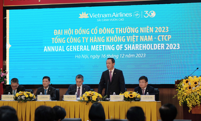 CEO Le Hong Ha answers shareholders' questions at the meeting on the morning of December 16. Photo: VNA