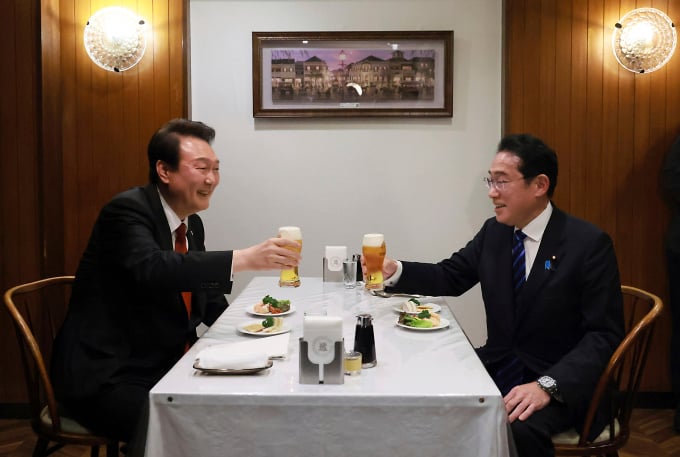 Herr Yoon Suk Yeol und Fumio Kishia erheben ihre Gläser im Restaurant Rengatei. Foto: AP