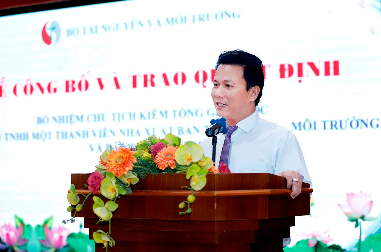 small_20240415-bo-truong-trao-qd-nxb-6.jpg