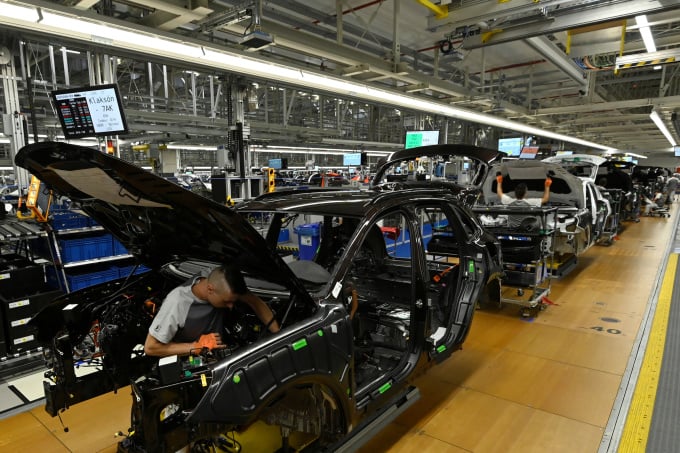 Công nhân làm việc trên dây chuyền sản xuất xe Porsche của Volkswagen tại Bratislava, Slovakia vào tháng 7/2019. Ảnh: Reuters