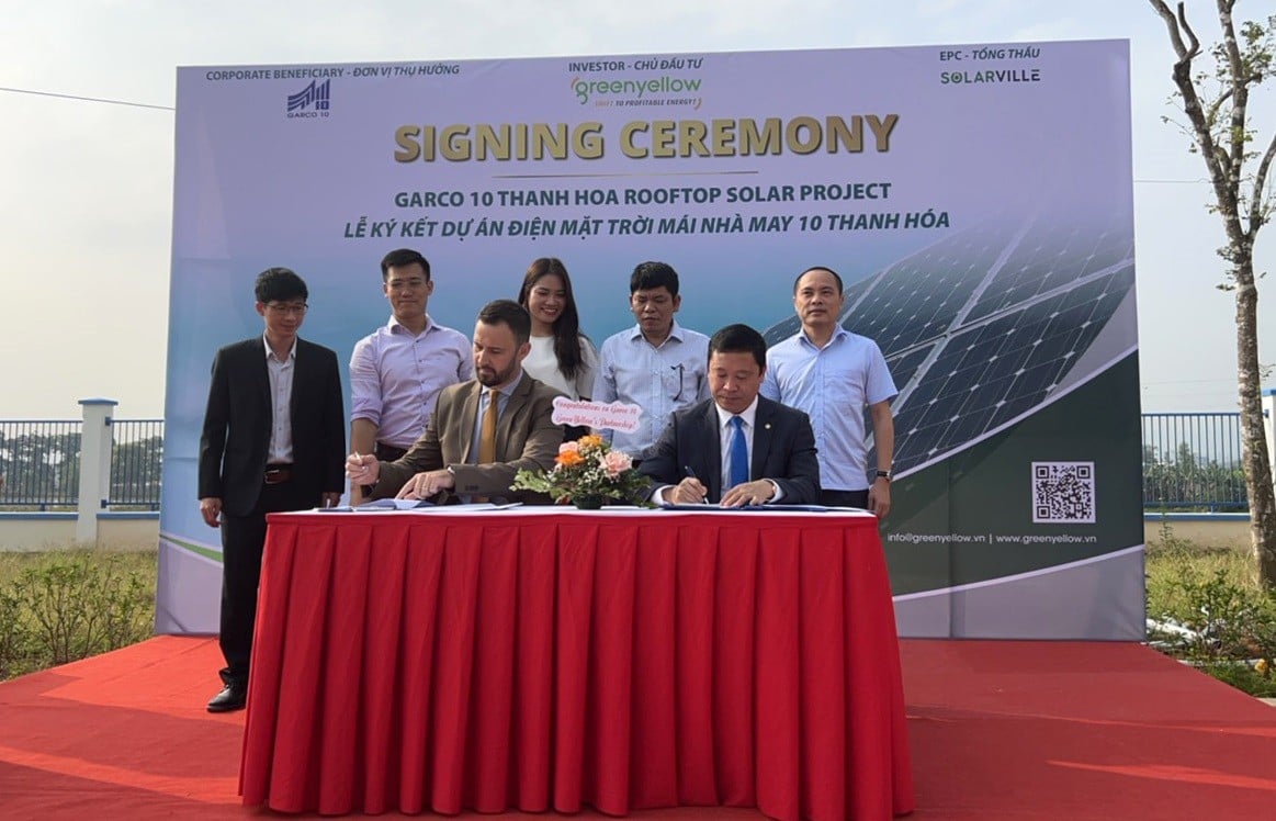 Đại diện Tổng Công ty May 10 và GreenYellow Power Ventures kí kết triển khai dự án điện năng lượng mặt mái nhà.