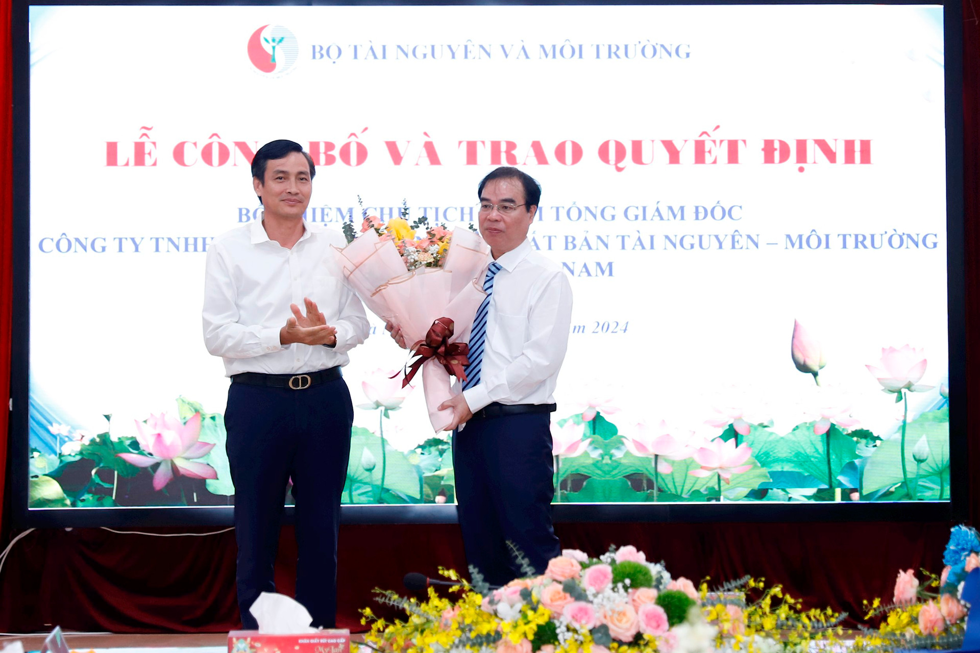small_20240415-bo-truong-trao-qd-nxb-10.jpg