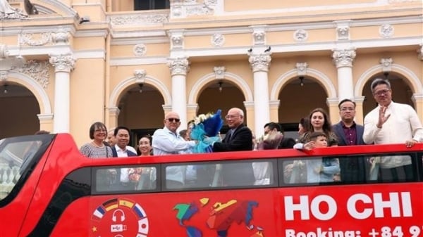 Inauguran autobús para celebrar aniversario 50 de visita del Presidente cubano a zona liberada de Vietnam del Sur