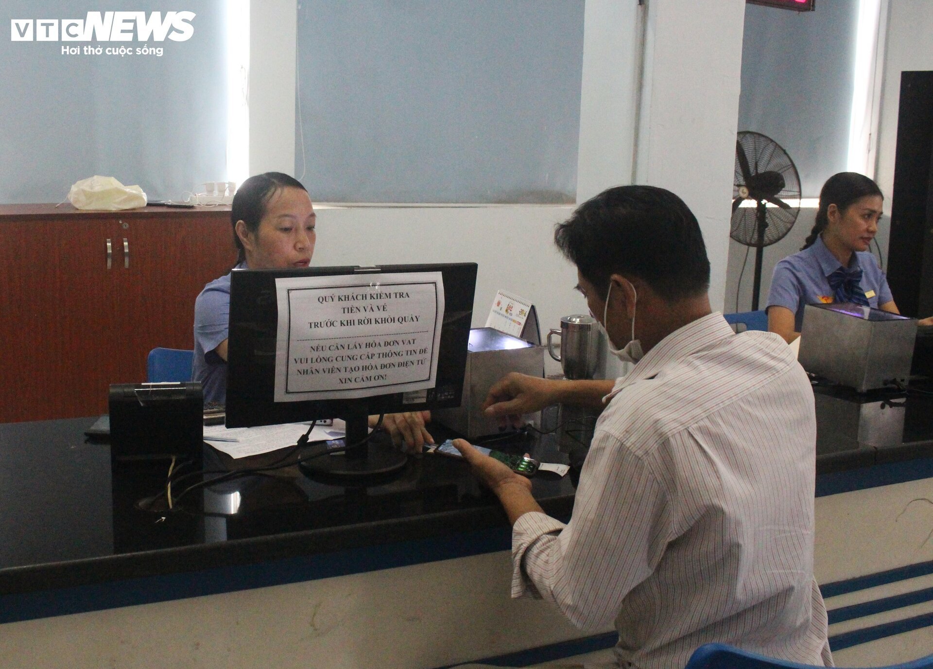 Saigon Station eröffnet am ersten Tag den Tet-Ticketverkauf, die Leute kaufen problemlos Tickets - 11