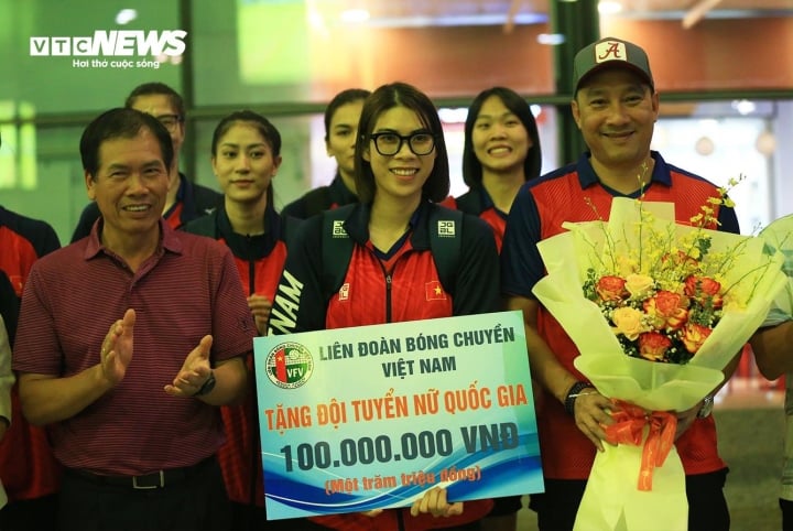 M. Tran Duc Phan – Vice-président de la Fédération vietnamienne de volley-ball – était présent à l’aéroport pour récompenser l’équipe.