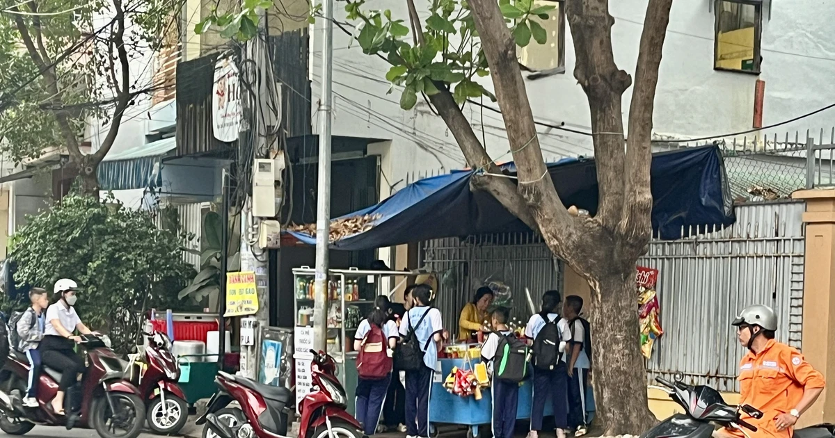 カインホア：多くの学生が食中毒に罹患、歩道でチキンライスを食べたことが原因とみられる