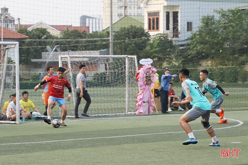 The first Ha Tinh Architecture and Construction Football Tournament kicks off